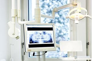 Behandlungsstuhl und Röntgenbild